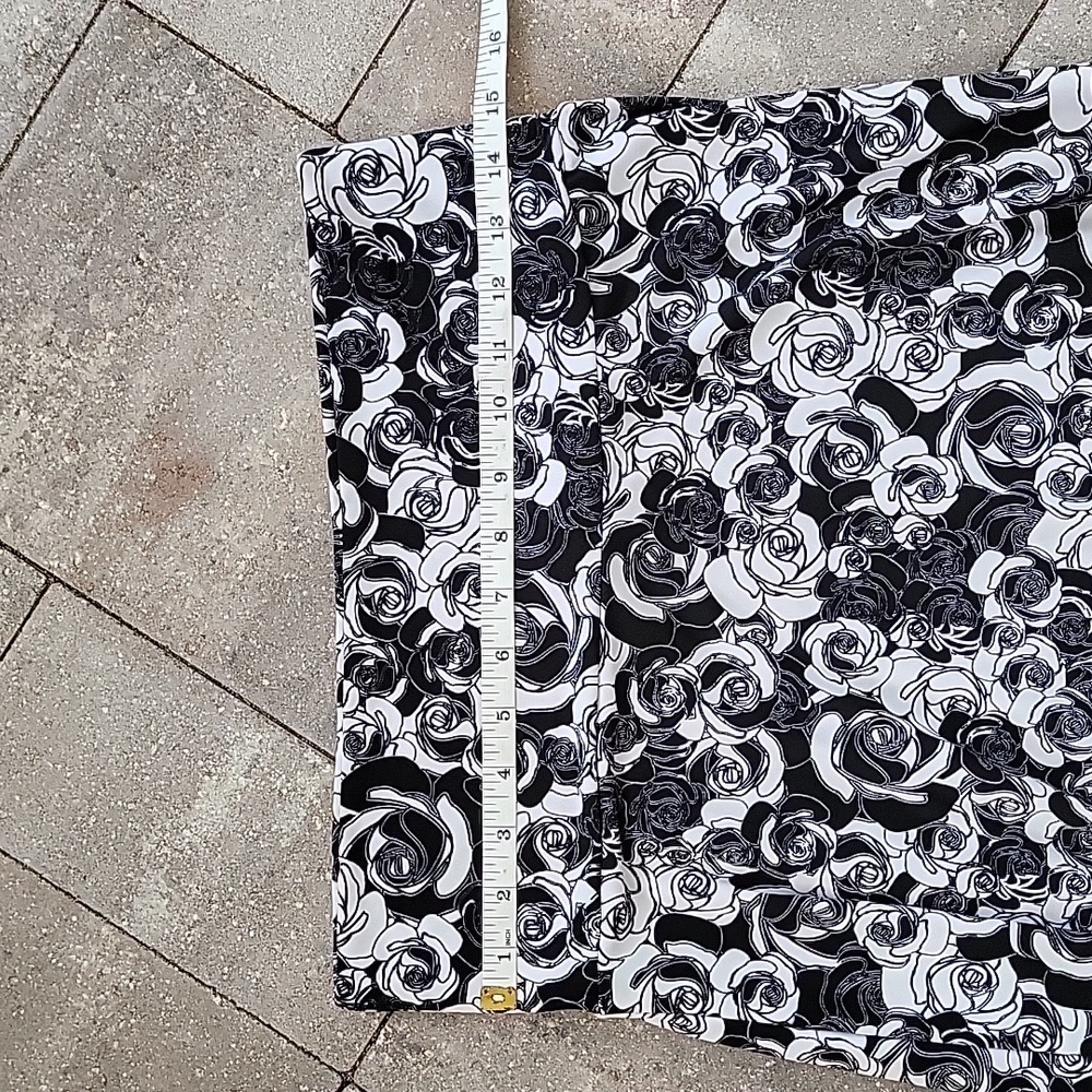 LuLaRoe Black and White Rose Print Flowy Simply Comfortable Midi Skirt Sz M - Picture 6 of 7